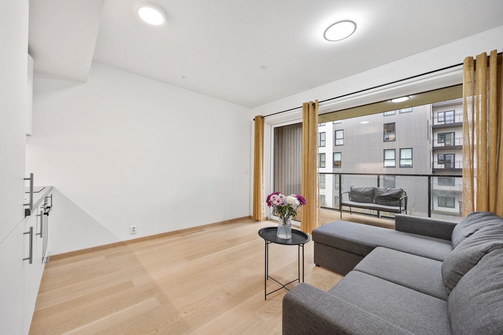 Leiligheten har en åpen stue- og kjøkkenløsning med store vindusflater som slipper inn rikelig med lys. Galleribilde