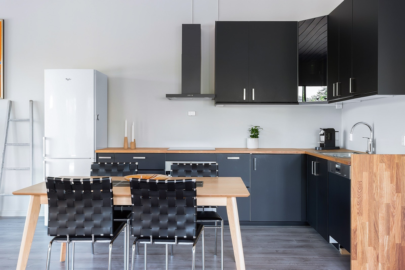 Ikea kjøkkeninnredning fra 2005 med glatte fronter og heltre benkeplate. Galleribilde