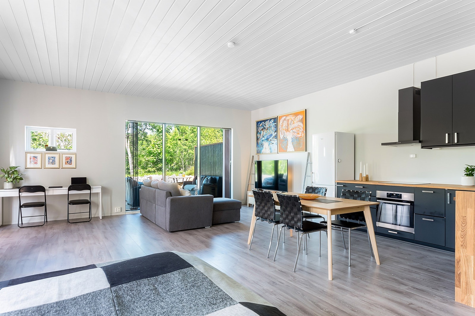 Gulvflater er belagt med laminat. Det er gulvvarme i alle rom. Galleribilde