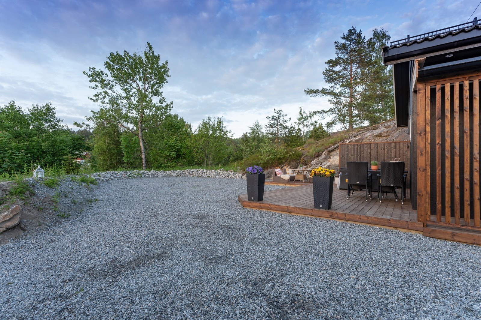 Flere parkeringsplasser utenfor. Galleribilde