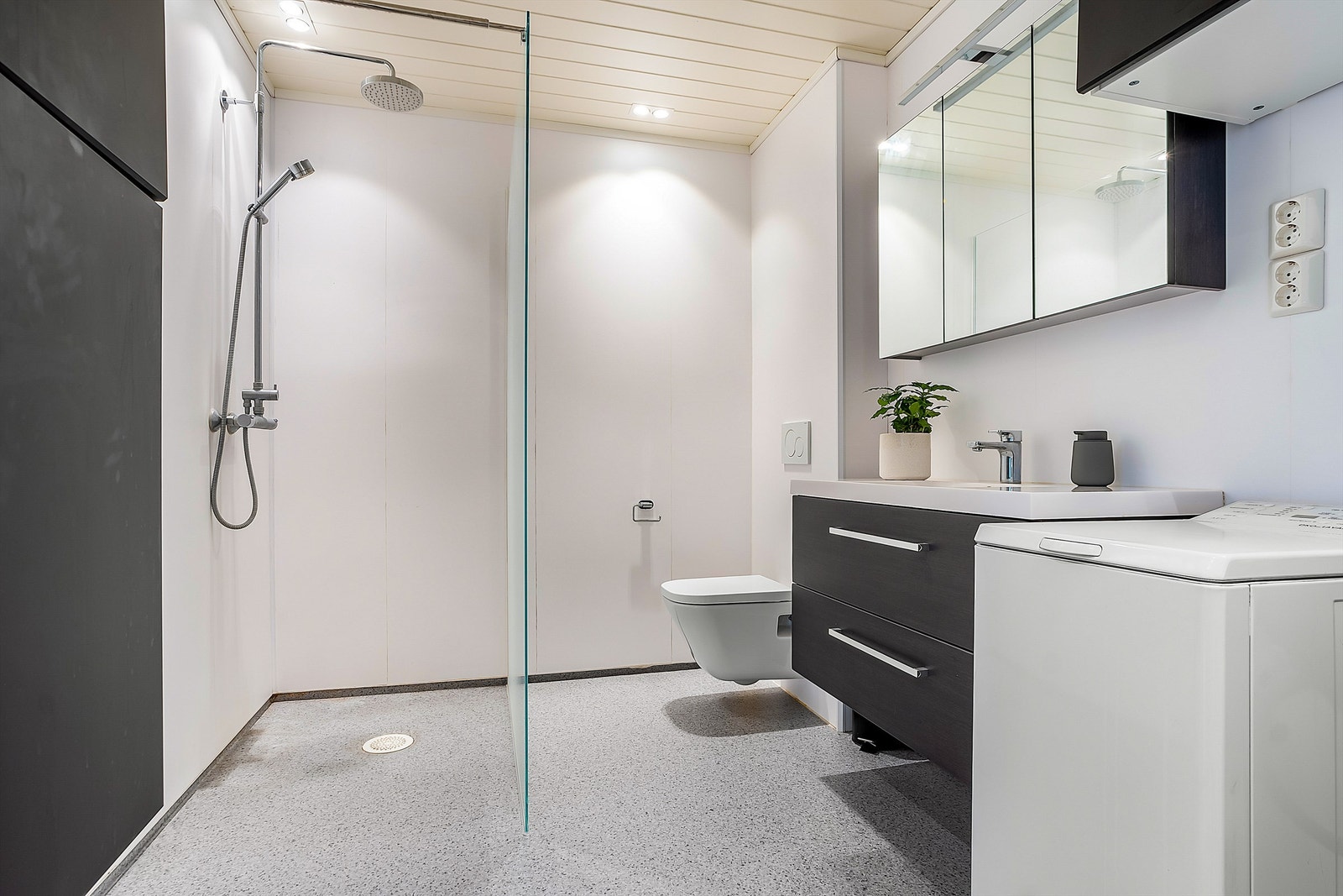 Badet er fra 2004. Gulvflater med gulvbelegg og gulvvarme. Vegger med våtromsplater. Galleribilde