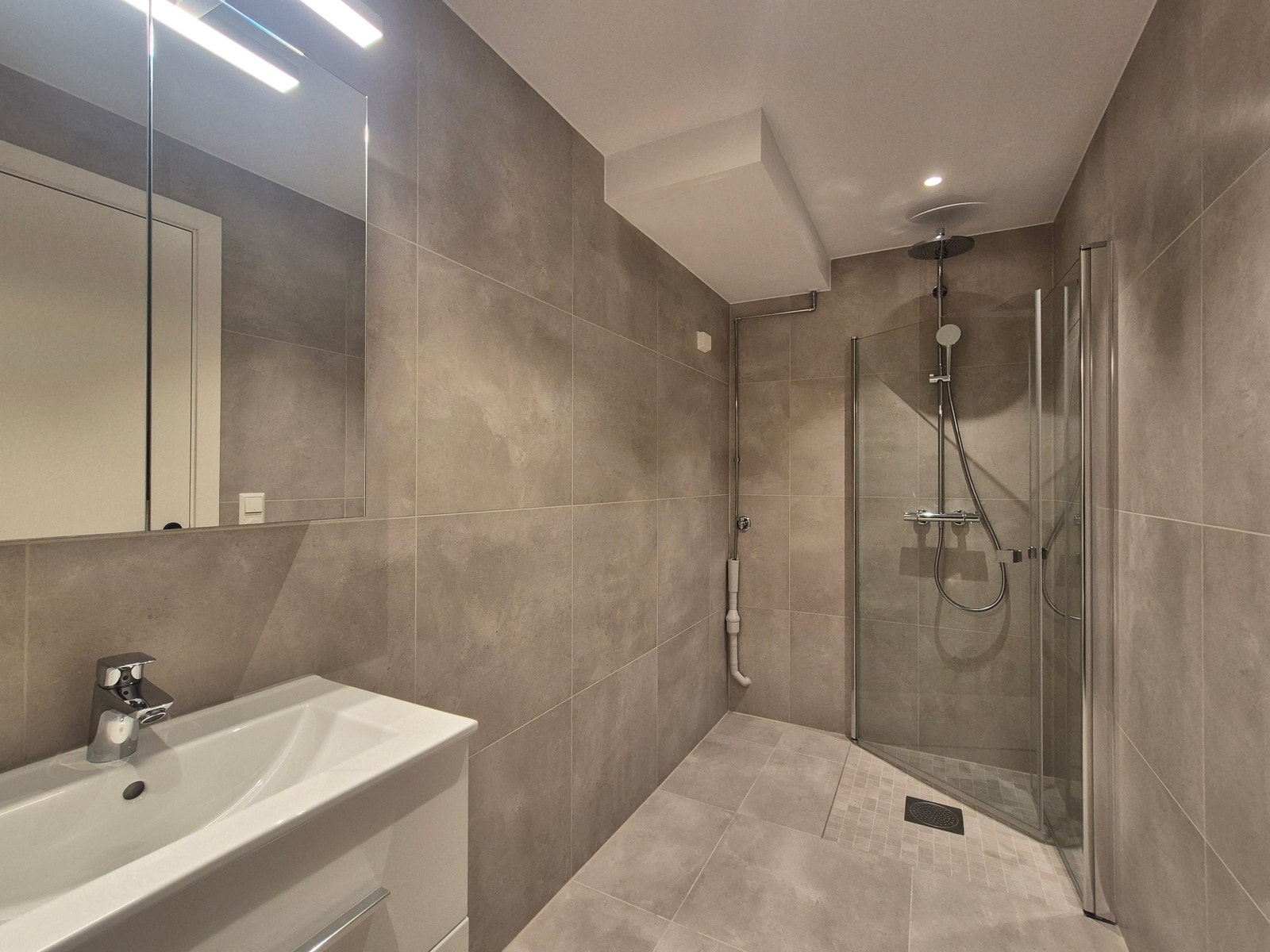 Lekkert bad med varmekabler og opplegg til vaskemaskin Galleribilde