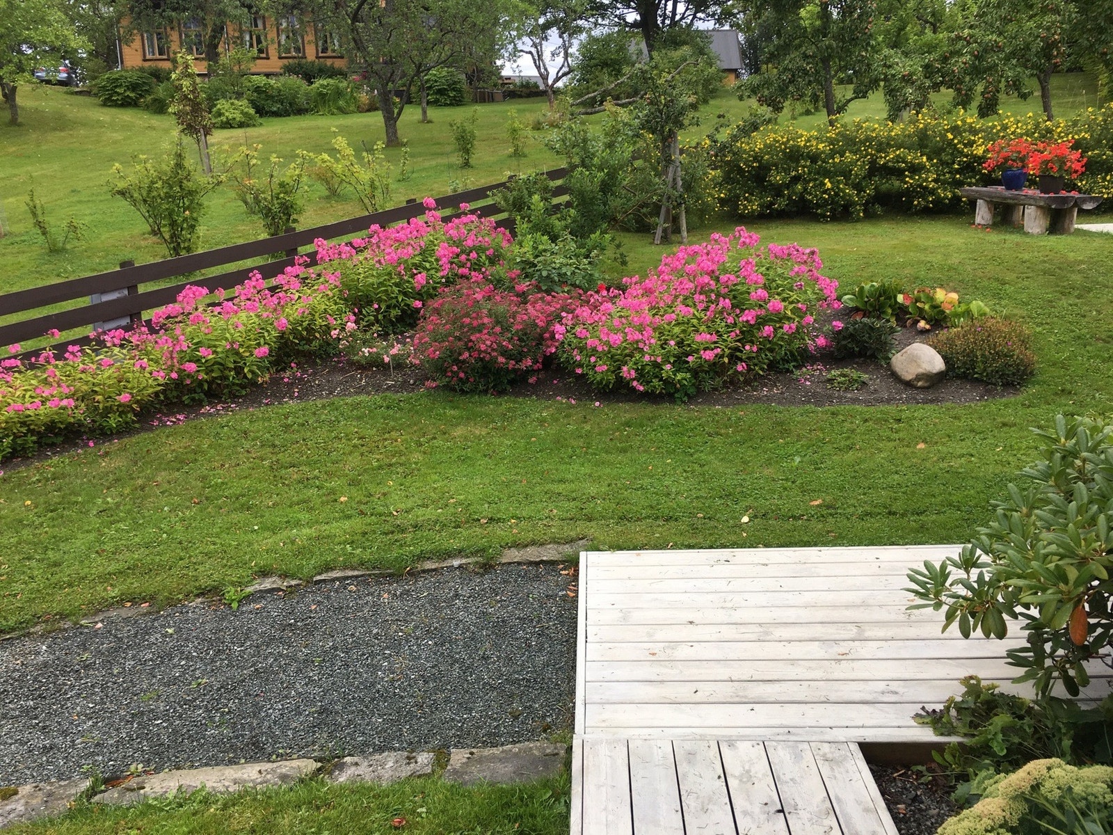 Bilde tatt av selger. Rundt boligen er det mange muligheter for beplantning. Galleribilde