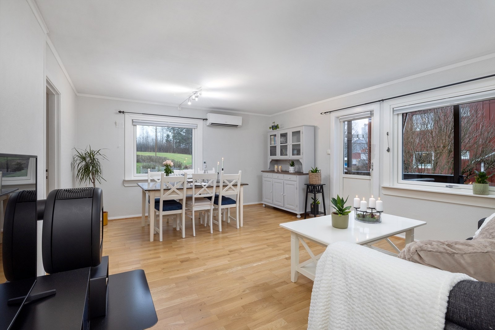 Det er i tillegg til varmepumpe også peisovn Galleribilde