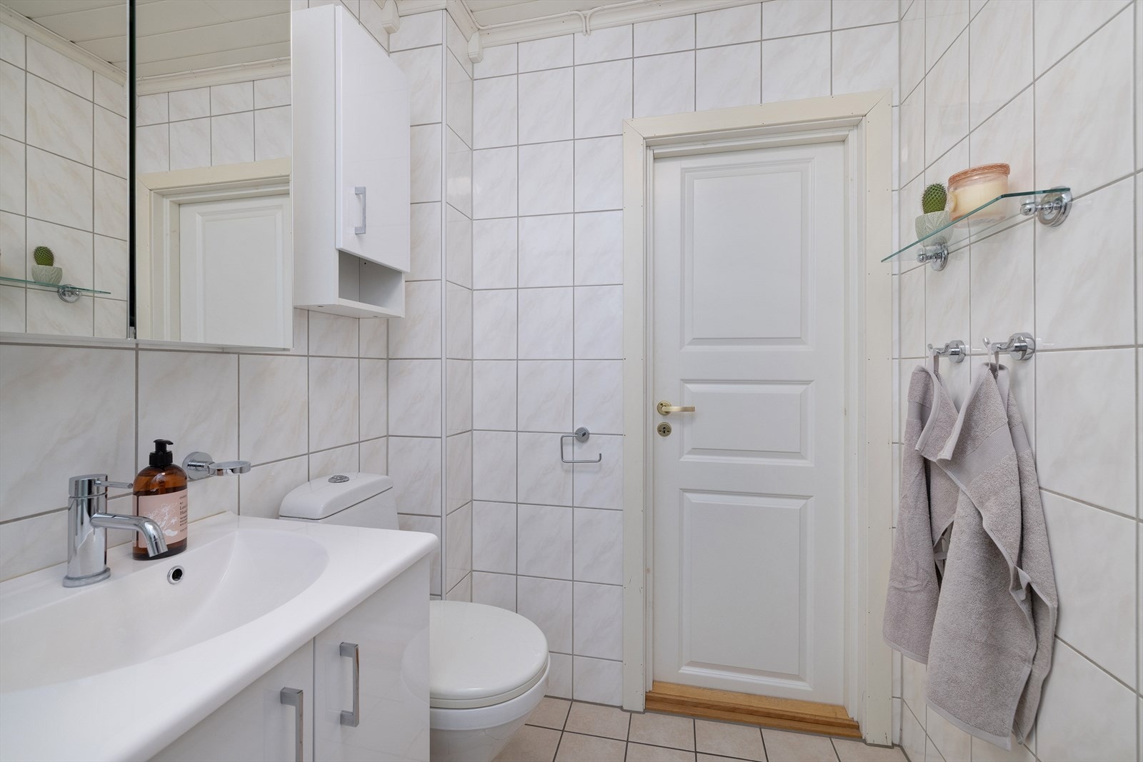 Innredning i hvitt, dusjkabinett og opplegg og plass til vaskemaskin på badet Galleribilde