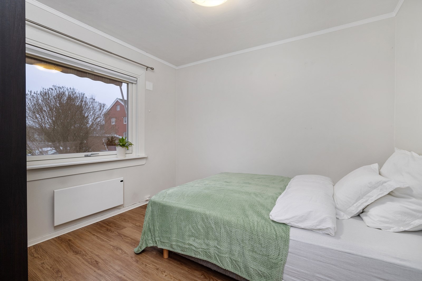 Det er garderobeskap i sort på gjesterommet Galleribilde