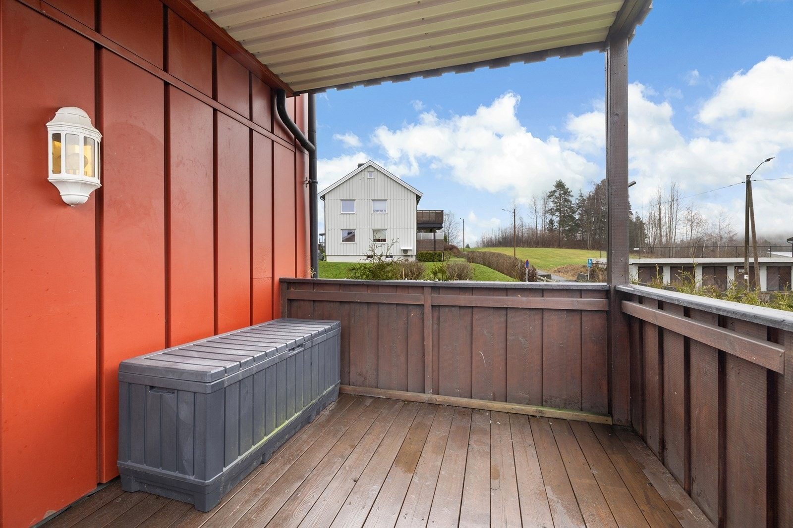 Det er trapp til hage fra uteplassen Galleribilde