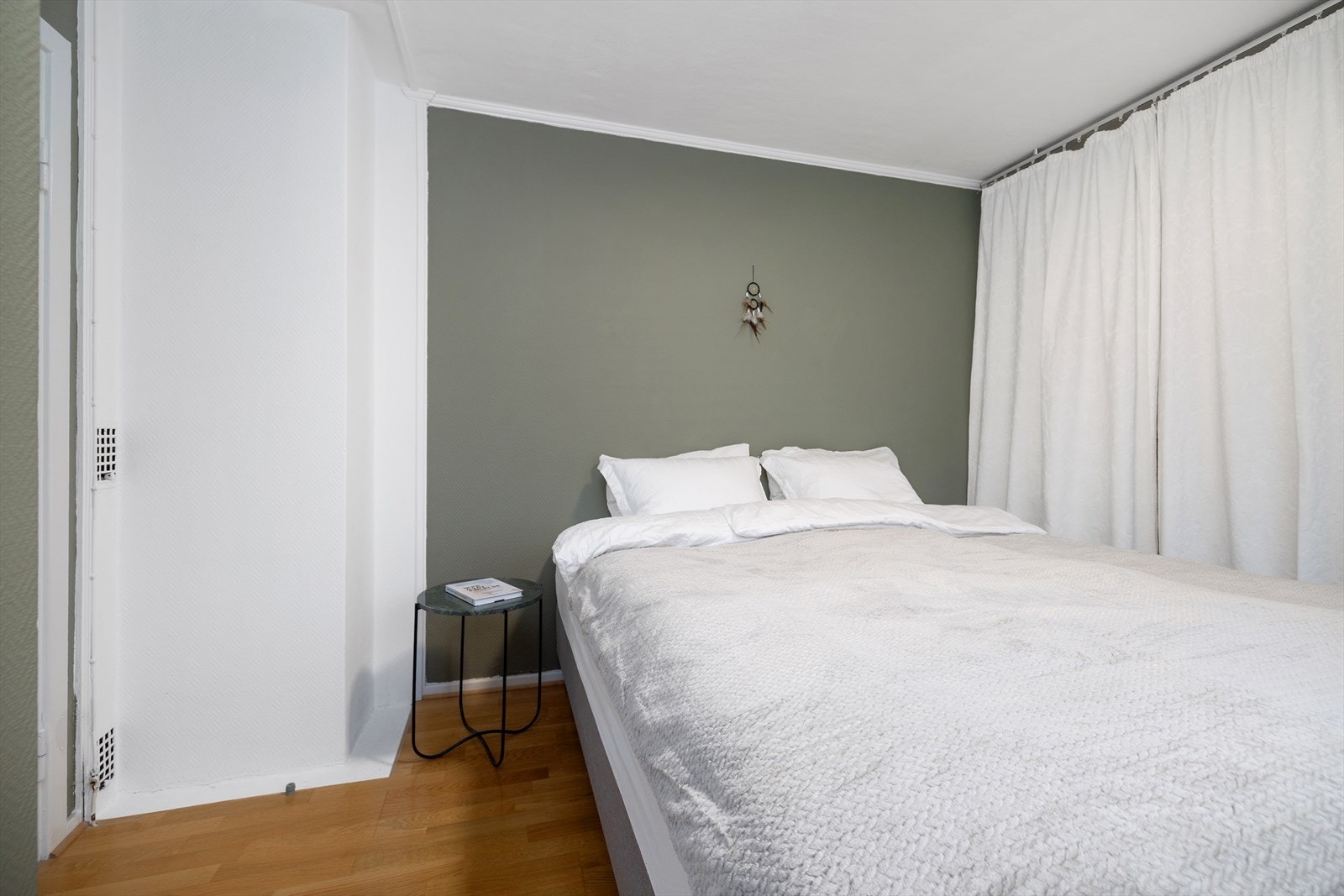 Plass til dobbelt seng, godt med garderobeplass Galleribilde