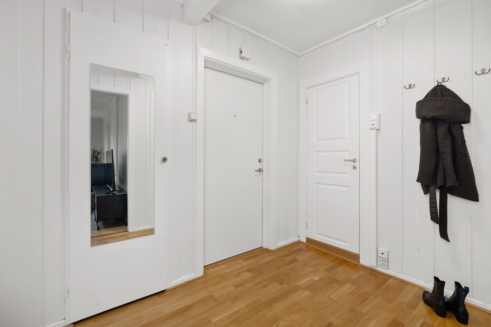 Lys entré med god plass til yttertøy og klær Galleribilde