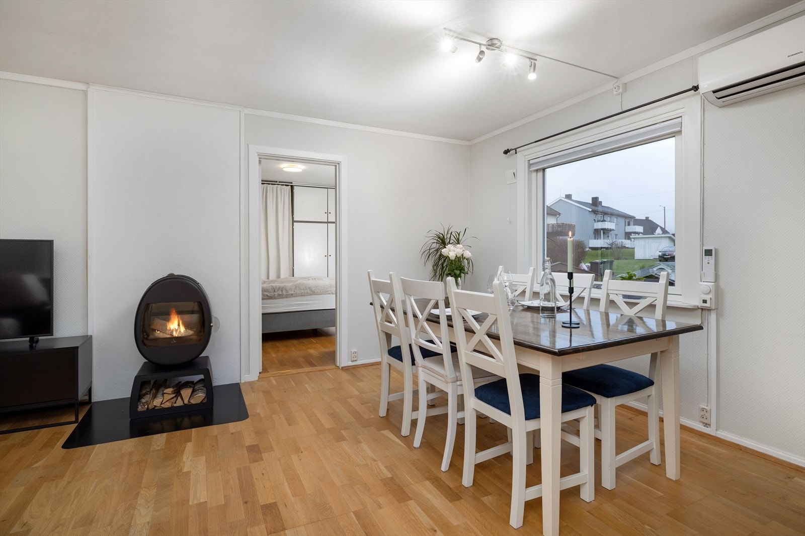 Hyggelig stue med både spisebord og salong Galleribilde