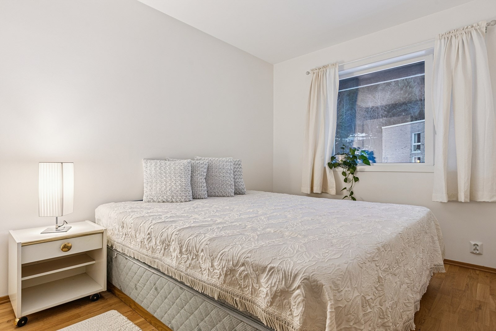 Soverom på 10m² og har et vindu med store vindusflater som gir godt med lysinnslipp. Galleribilde