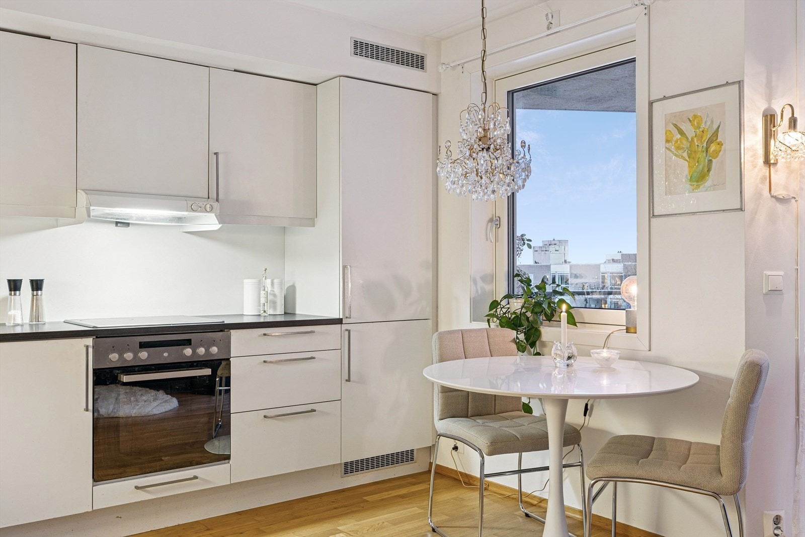 Integrerte hvitevarer som komfyr med platetopp, kjøleskap og oppvaskamskin. Galleribilde