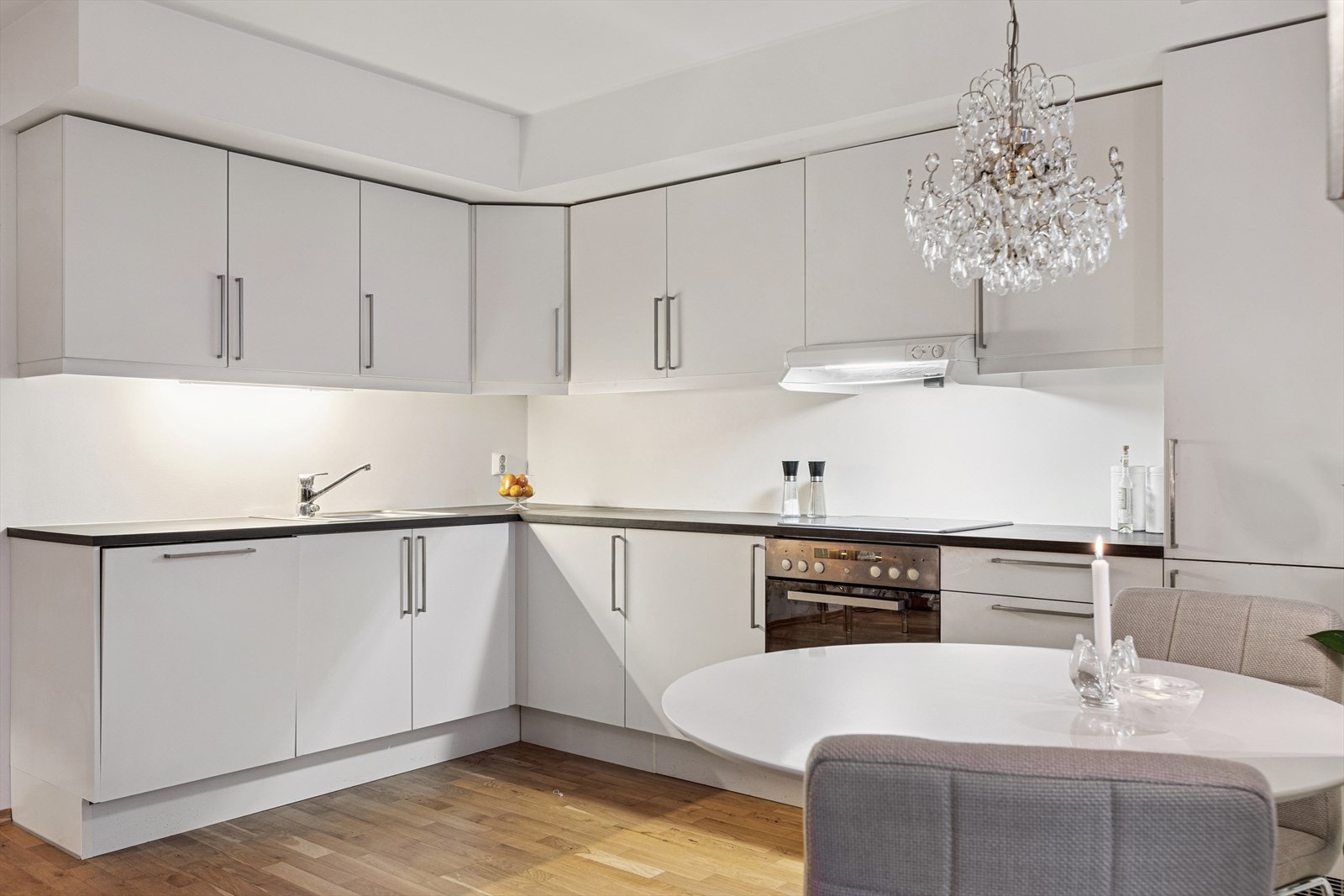 Moderne kjøkken med god skap og benkeplass. Galleribilde