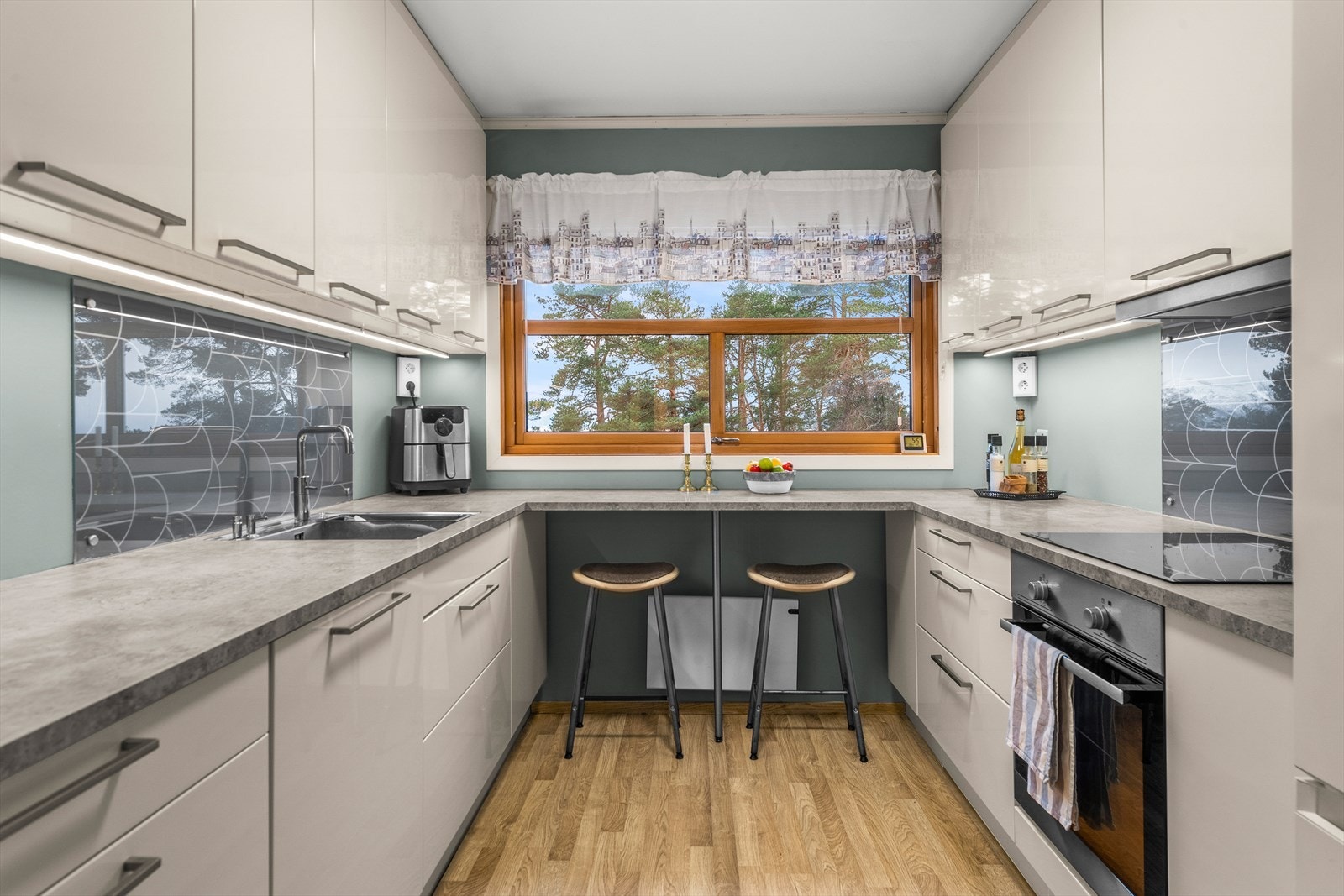 Lyst HTH-kjøkken med glatte fronter. Galleribilde