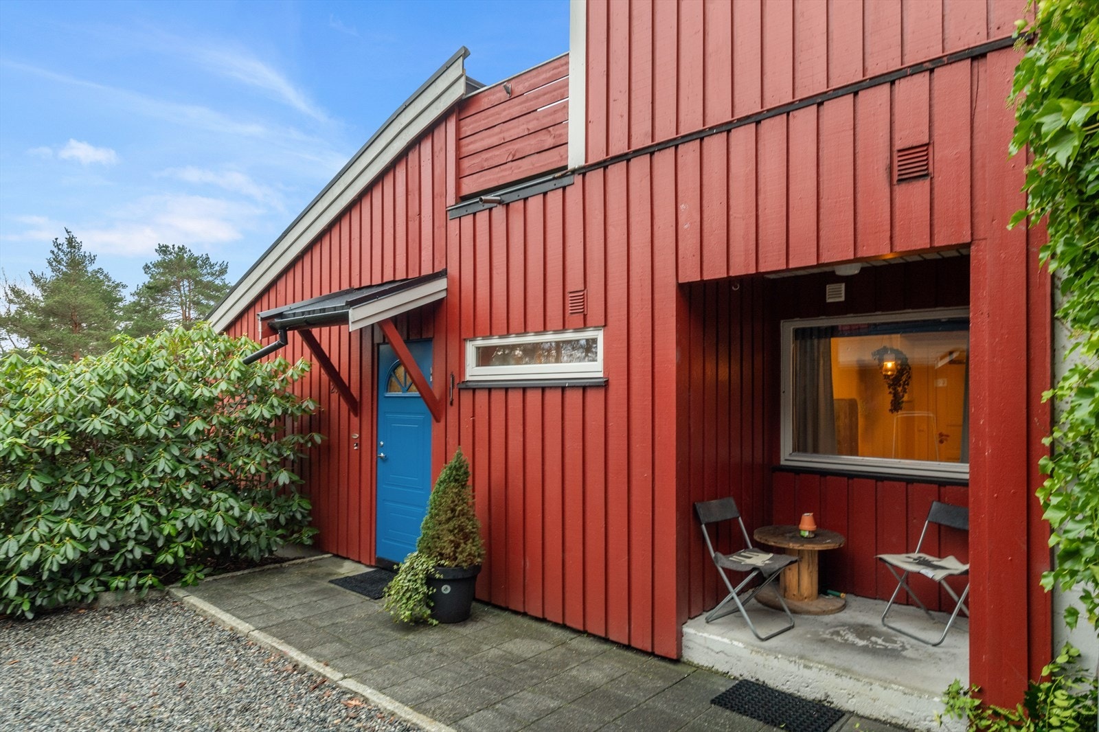 Inngangsparti m/sitteplass. Galleribilde