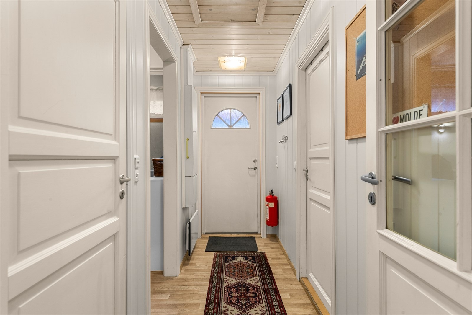 Lys entré, med panelte vegger gir et innbydende førsteinntrykk. Galleribilde