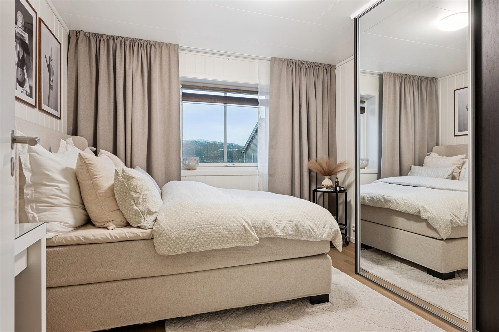 Soverom på ca. 11 kvm. Romslig skyvedørsgarderobe. Galleribilde