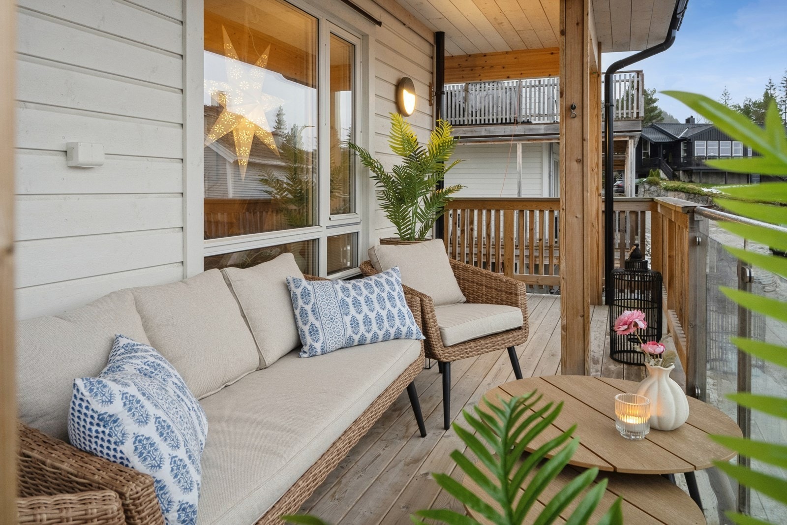 Nyere leilighet med byggeår 2019. Veranda med sjøutsikt Galleribilde