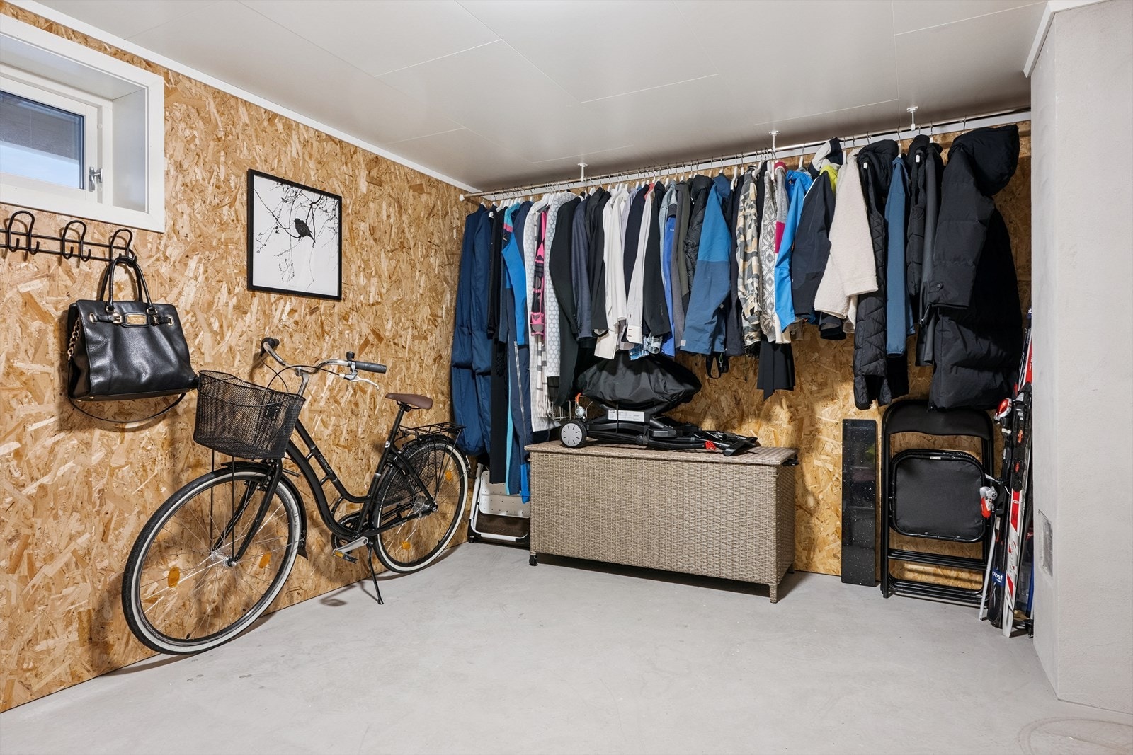 Stor bod i u. etg. ved siden av vaskerom på ca. 15 kvm Galleribilde