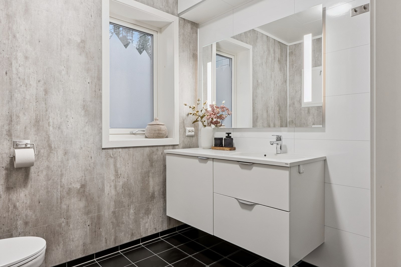 Bad på 5,5 kvm. I tillegg medføløger det eget vaskerom i u. etg. på ca. 10 kvm. Galleribilde