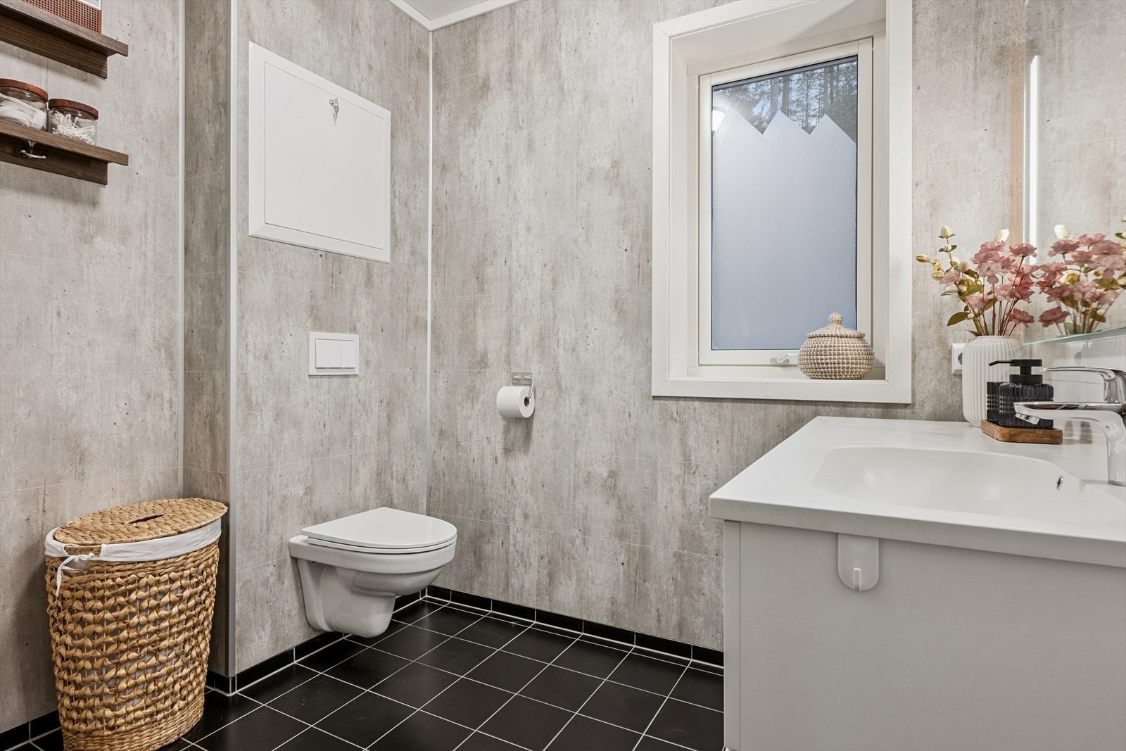 Bad på 5,5 kvm. I tillegg medføløger det eget vaskerom i u. etg. på ca. 10 kvm. Galleribilde