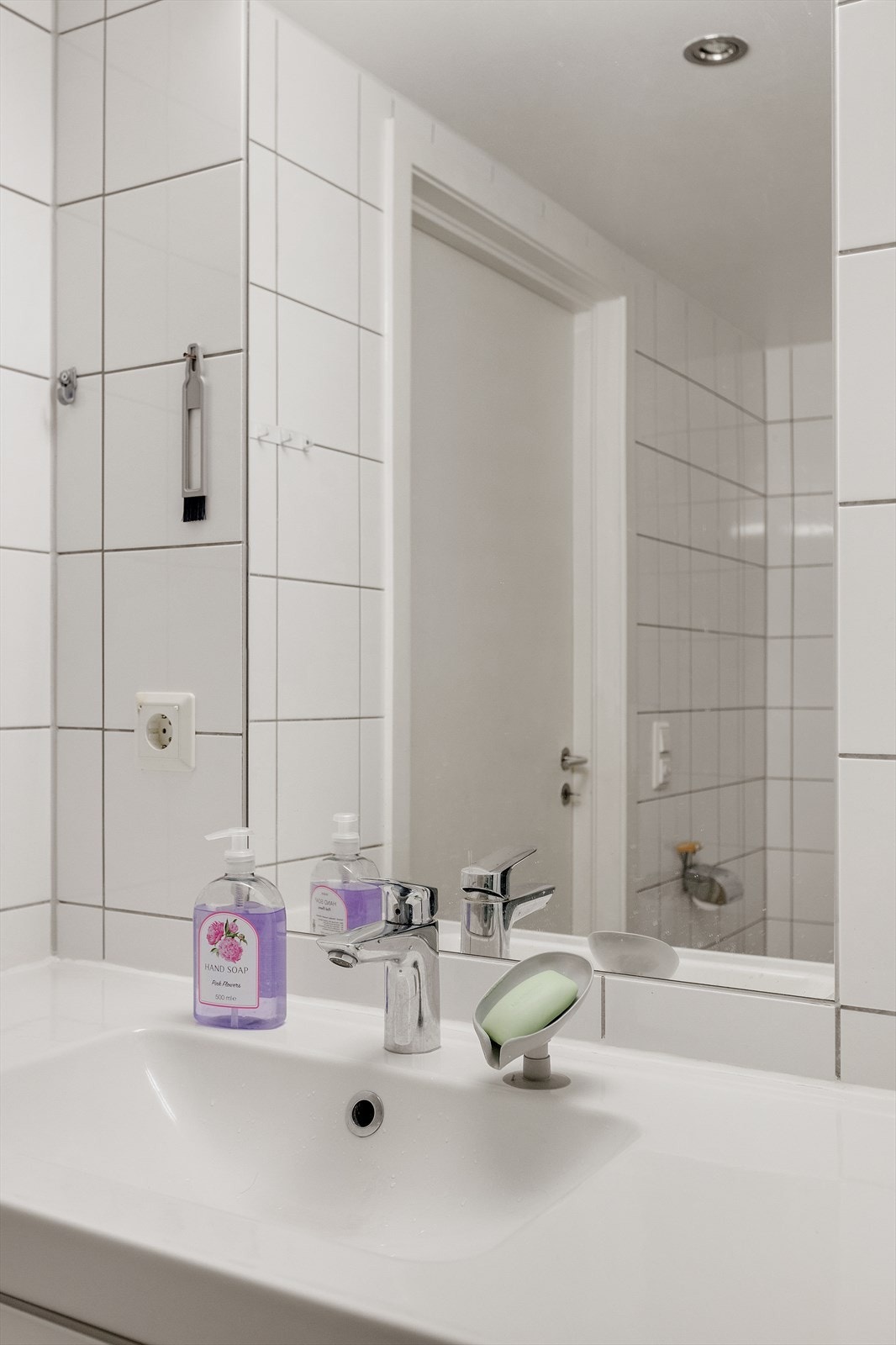 Servant og speil - fin belysning og benkeplass. Galleribilde