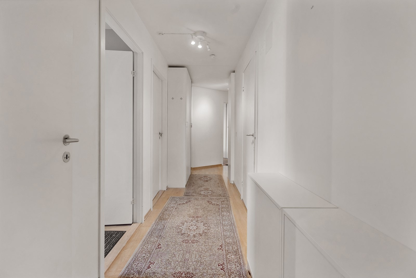 Lys gang - skaper en fin flyt gjennom boligen. Galleribilde