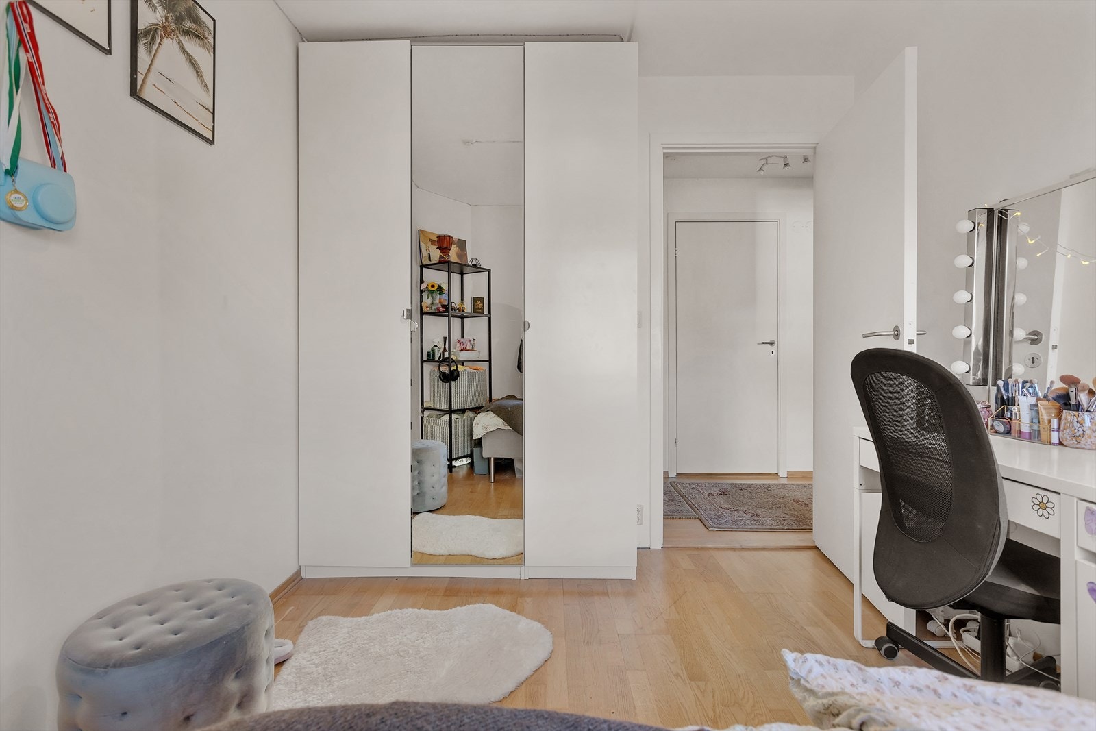 Lyst rom med plass til arbeidsplass og oppbevaring. Galleribilde