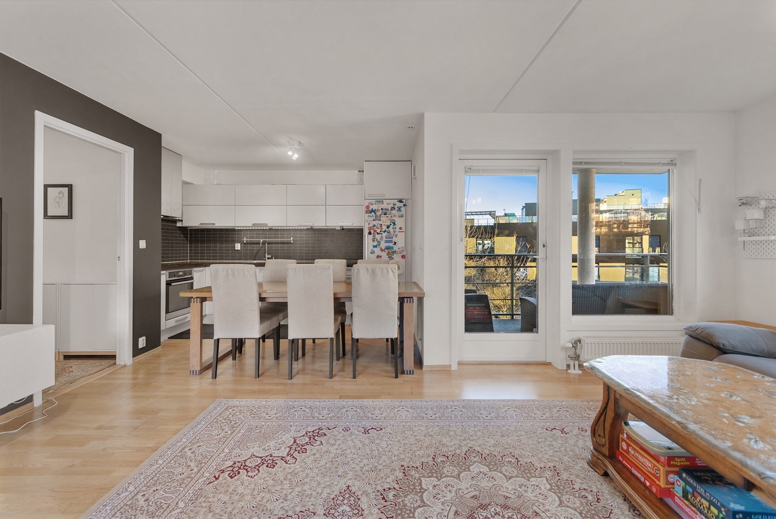 Åpen stue-/kjøkkenløsning som skaper en sosial og luftig romfølelse. Galleribilde