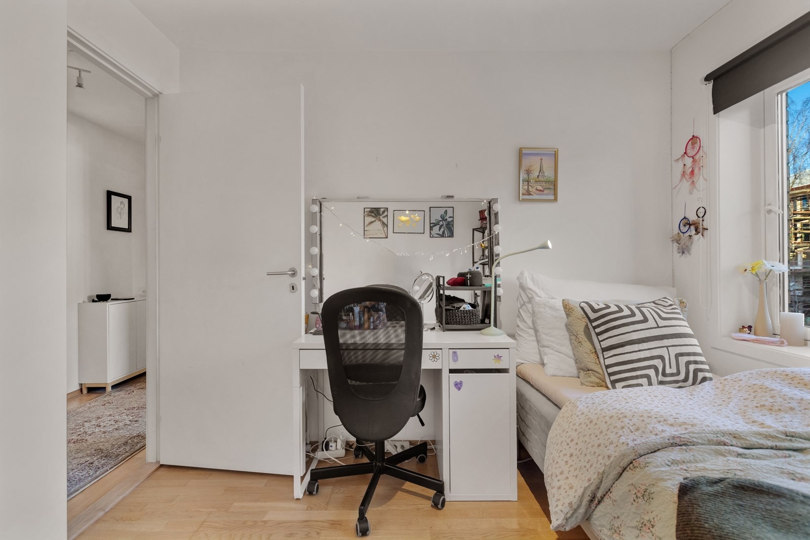 Soverom med garderobeløsning og god plass til møblering. Galleribilde