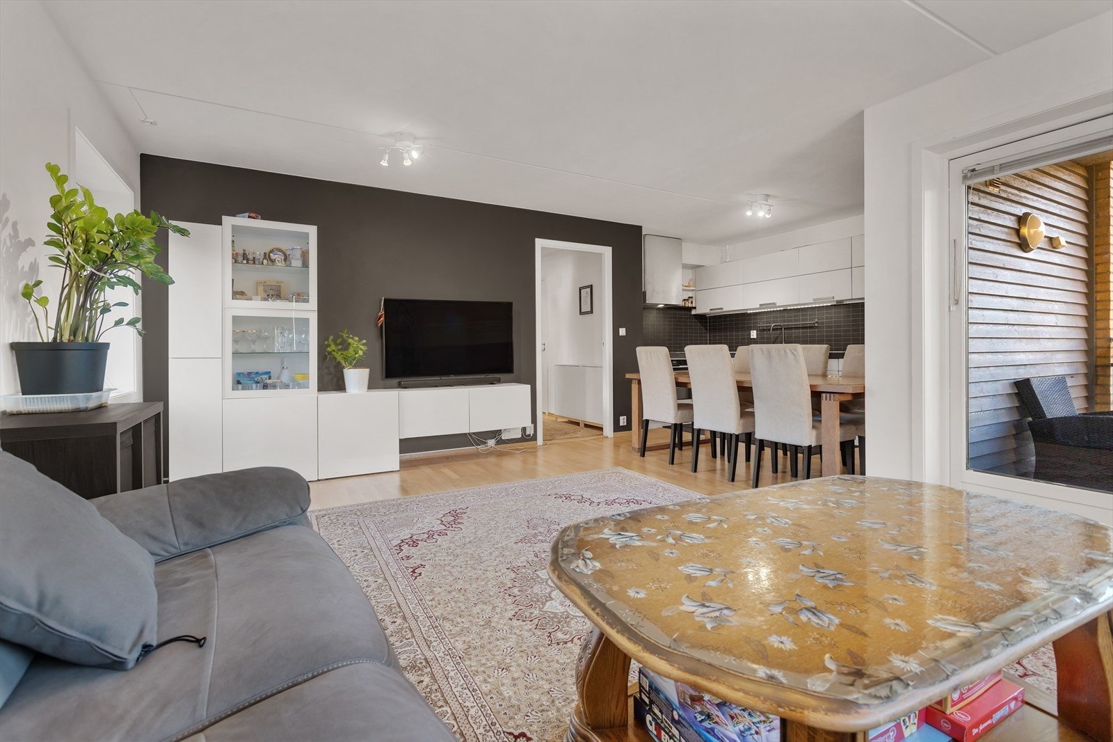 Stuen sett fra sofasonen - god plass til både lounge og spisebord. Galleribilde