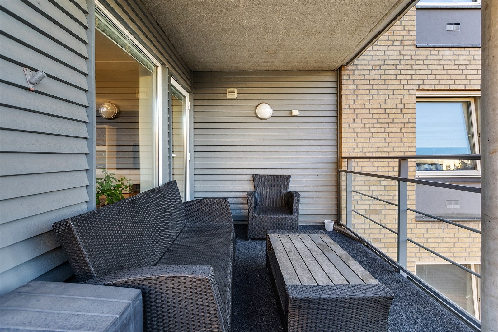 Overbygd balkong med god plass til sittegruppe. Galleribilde