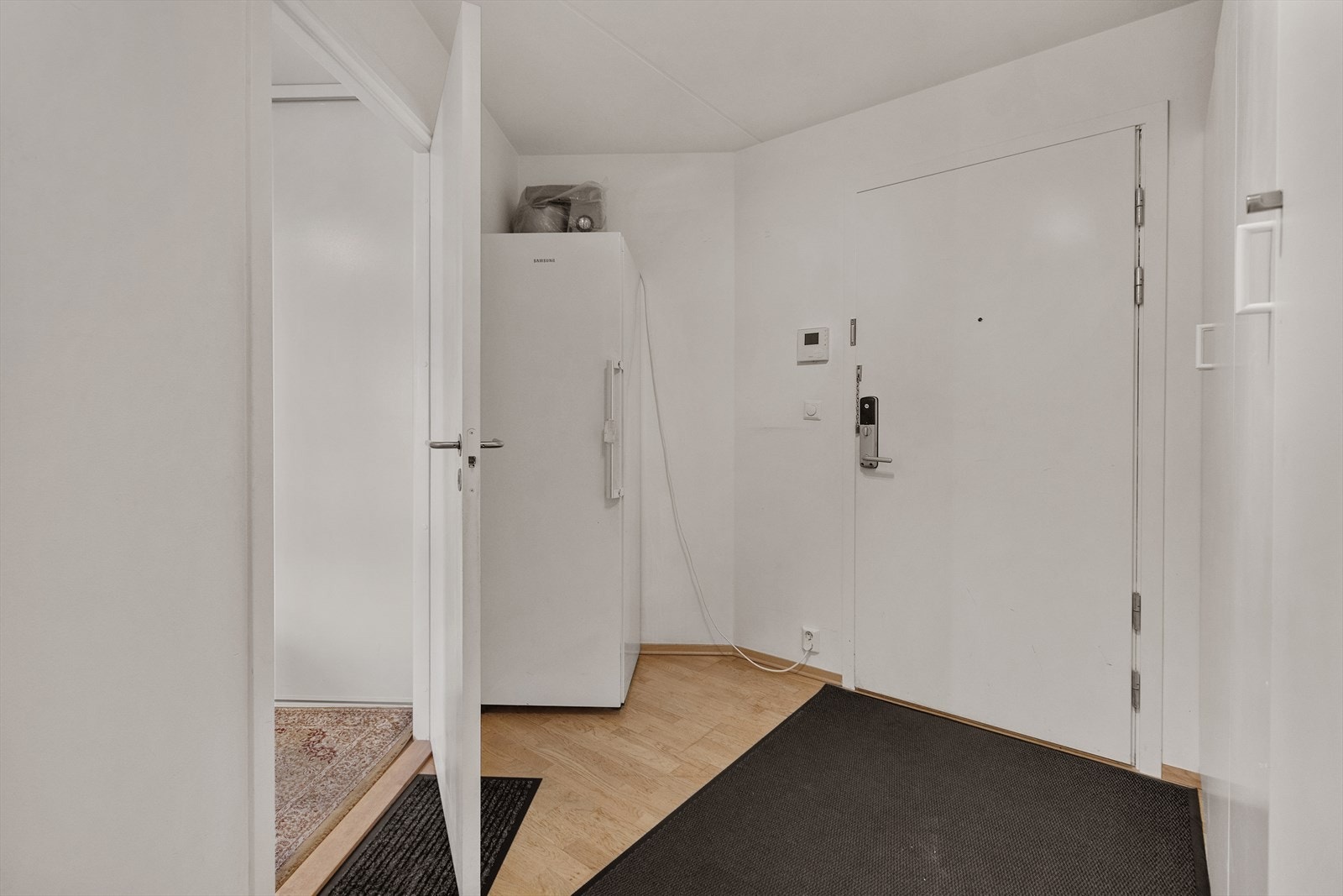 Entré med plass til garderobeløsning , velkommen inn. Galleribilde