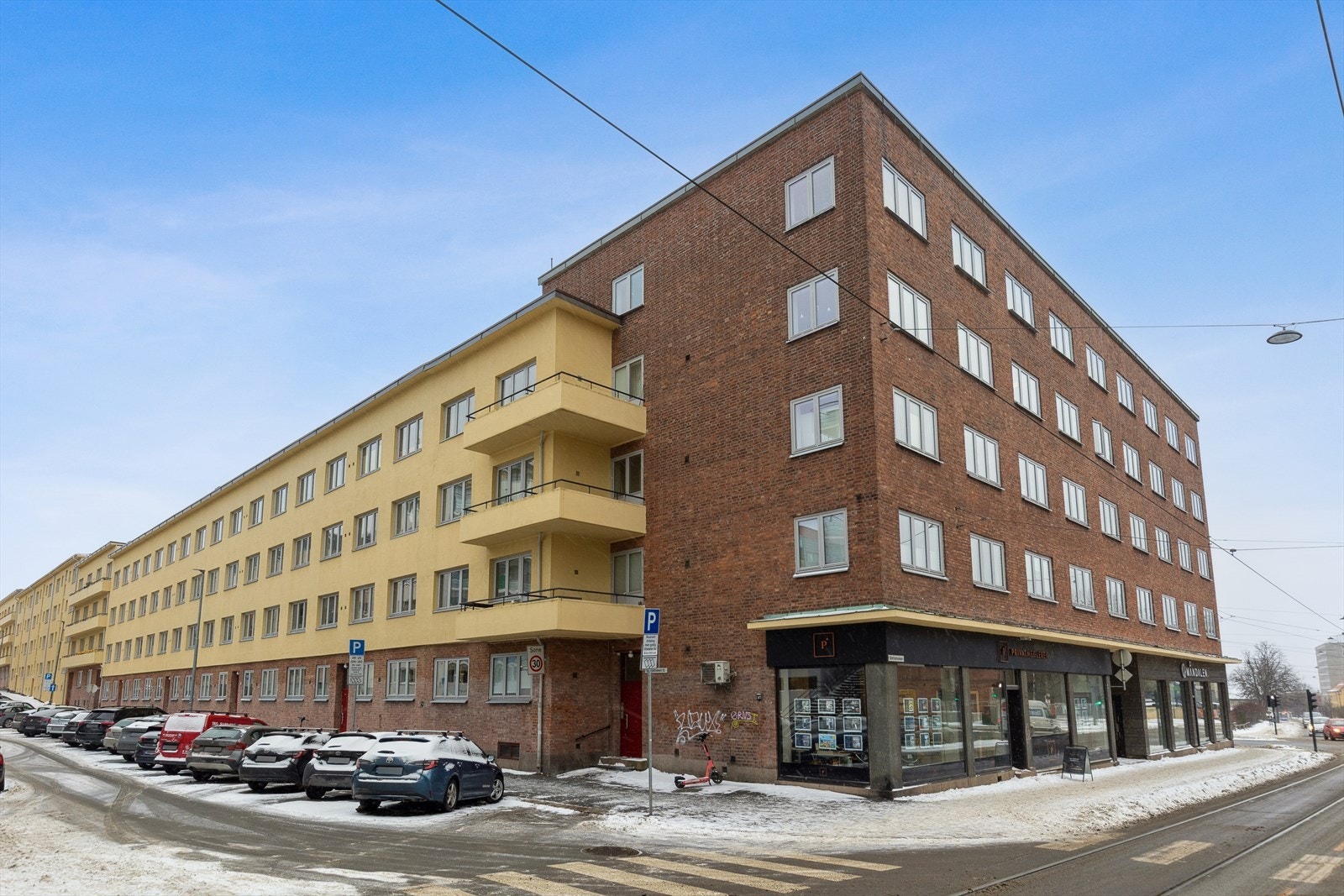 Eiendommen ligger sentralt til med gangavstand til populære områder som Grünerløkka, Storo og Sagene. Galleribilde