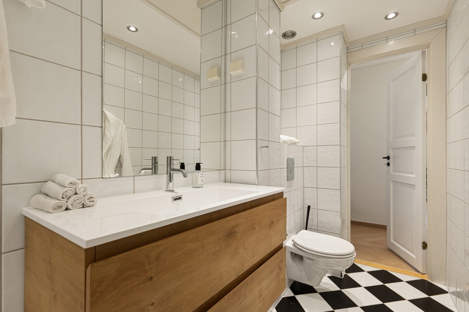 Innredning bestående av nedfelt servant med tilhørende skuffeinnredning under og speil på vegg over servanten. Galleribilde