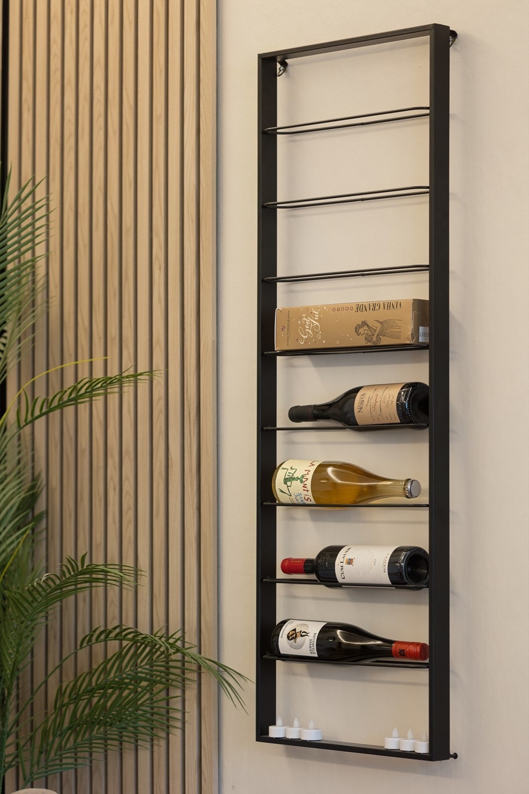 Deler av stuen og hovedsoverommet har veggspiler som gir et tøft og stilfullt uttrykk, og som skaper en kontrast til de slettmalte veggflatene. Galleribilde