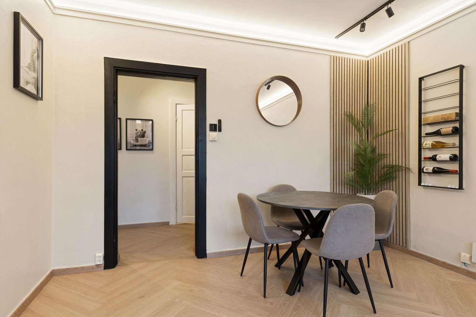 Lekkert fiskebeinslaminat, innfelt takbelysning i stuen og tidsriktige fargevalg bidrar til et helhetlig og moderne uttrykk. Galleribilde