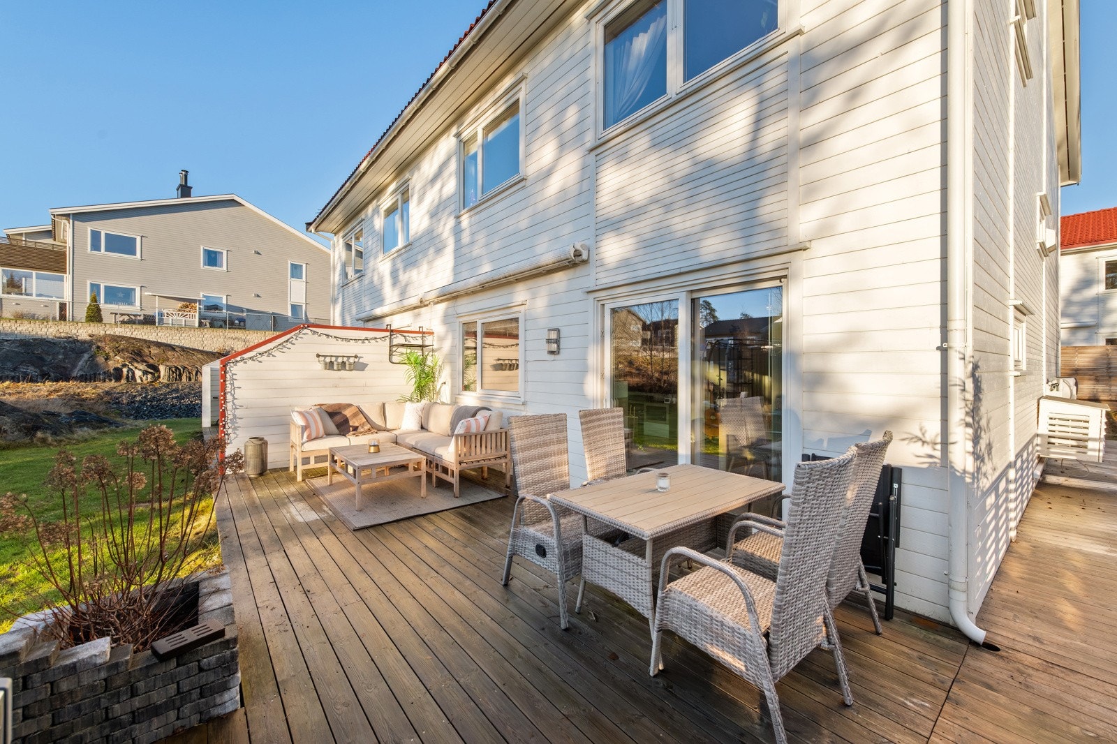 Trekker du utendørs til markterrassen på stuesiden får du med deg solens gang allerede fra tidlig formiddag og frem til ca. 20:30 sommerstid. Galleribilde