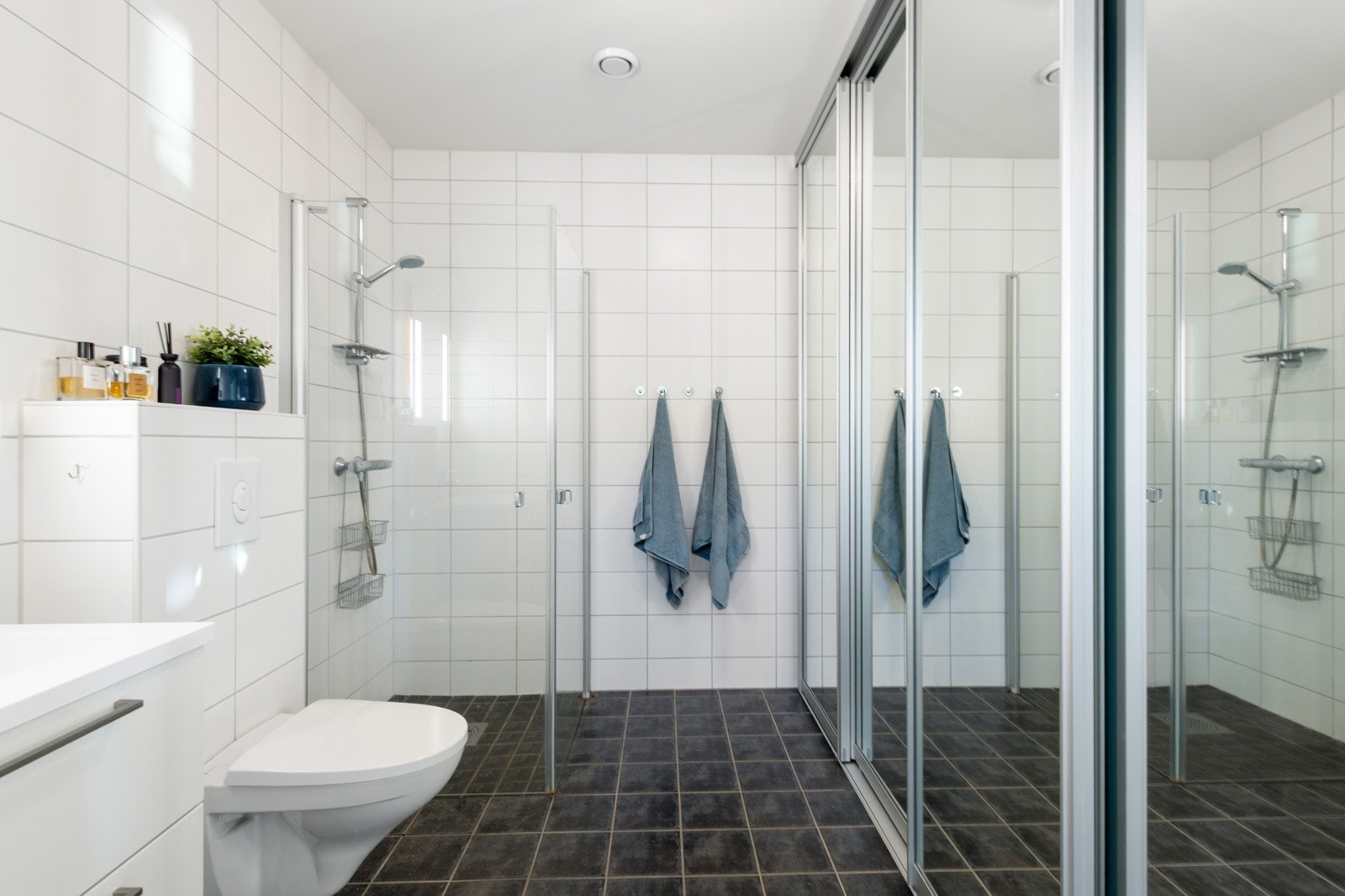 Flislagt bad/vaskrom i 1. etasje. Galleribilde