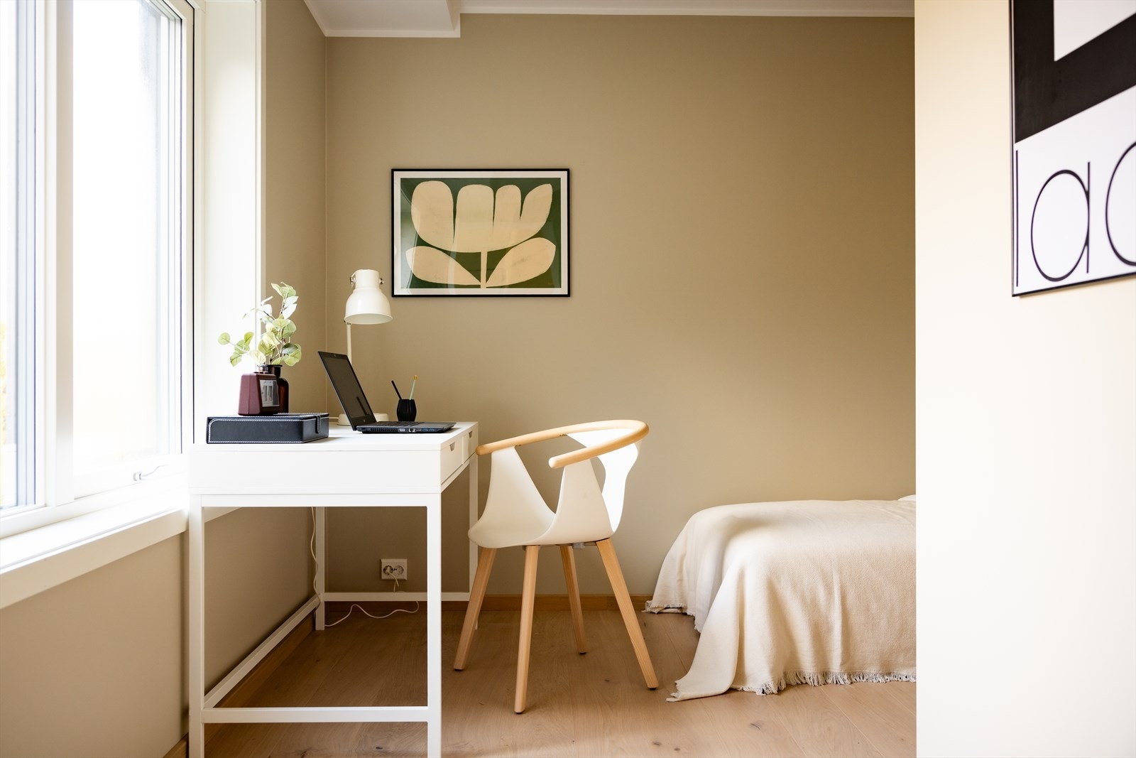 Soverom II er også av god størrelse med plass til dobbeltseng og tilhørende soveromsmøblement. Galleribilde