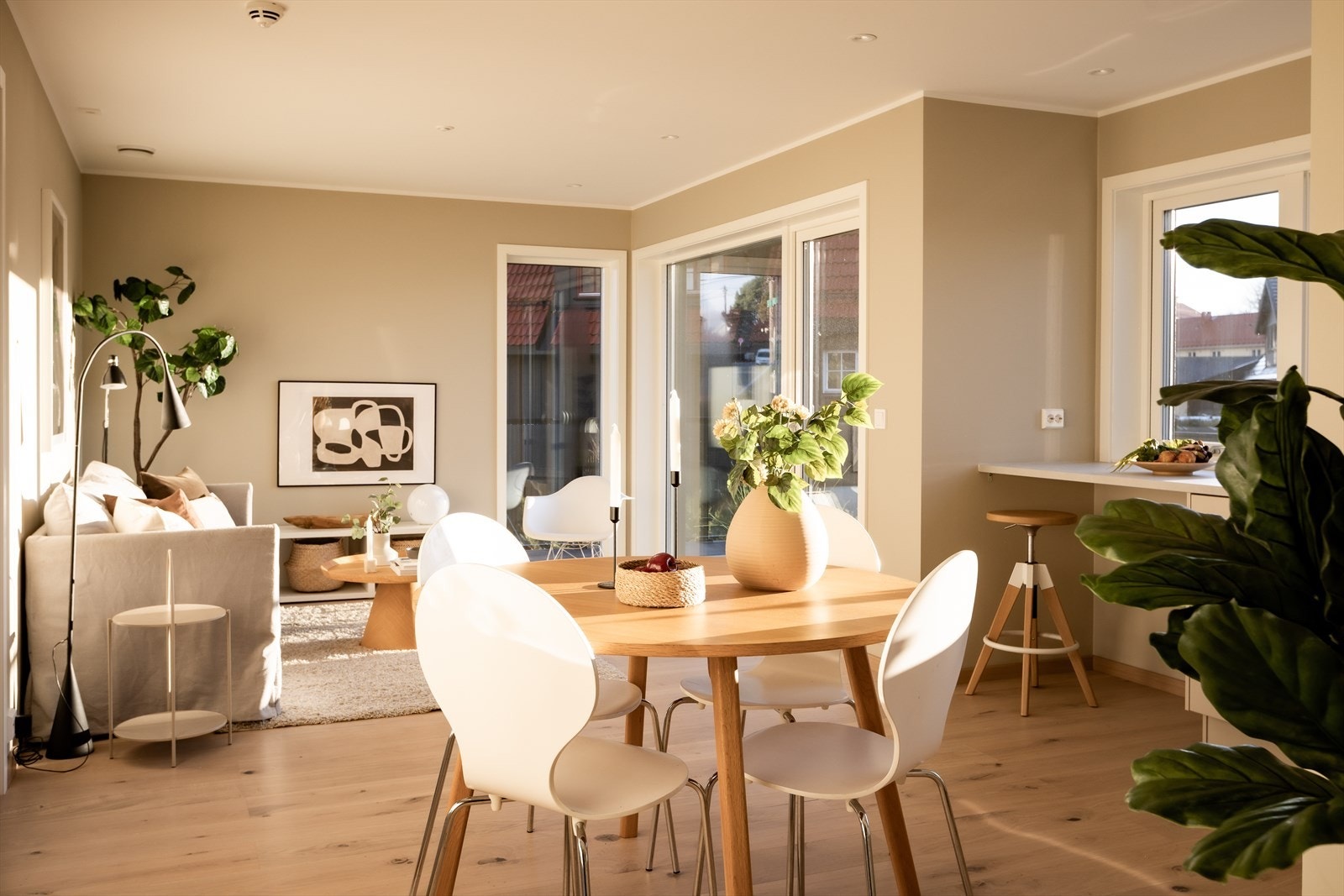 Området har nærhet til skoler, barnehager, offentlig transport, flotte rekreasjonsområder, samt et rikt utvalg av fasiliteter og servicetilbud. Galleribilde