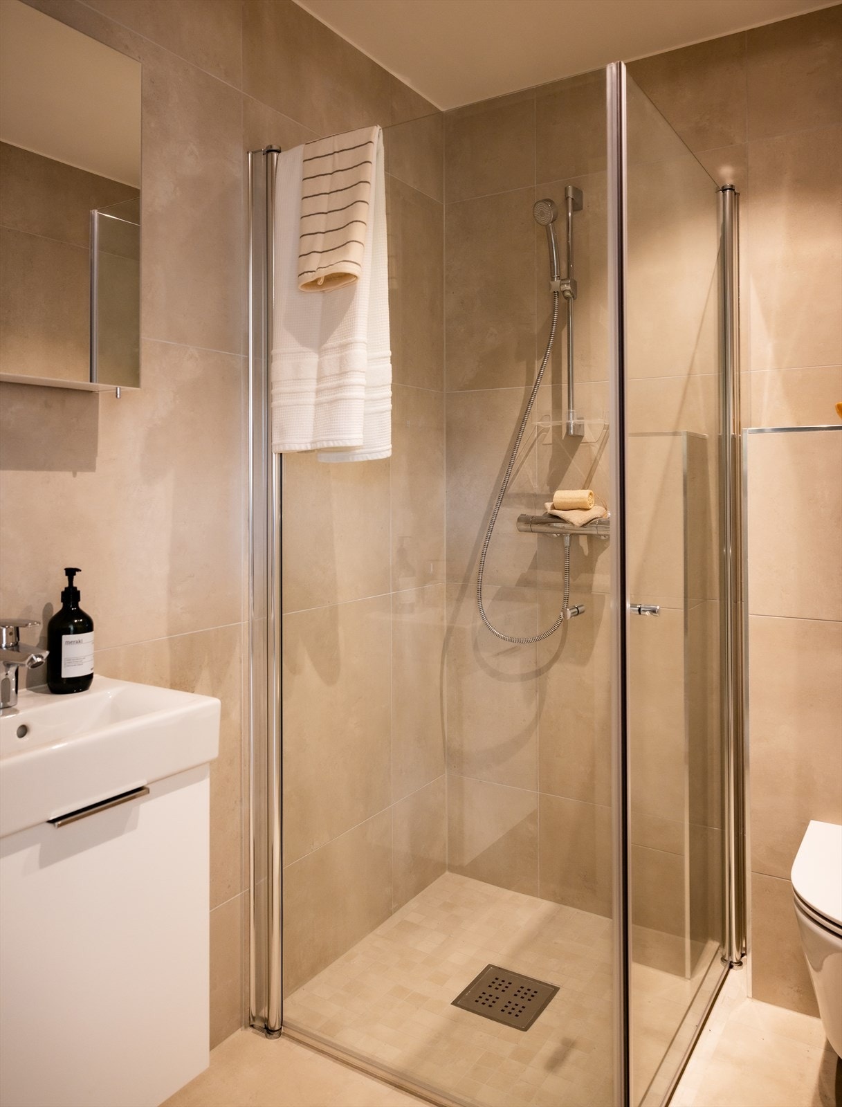 Baderom II egner seg godt som gjestetoalett og her også er det gulvvarme og balansert ventilasjon. Galleribilde