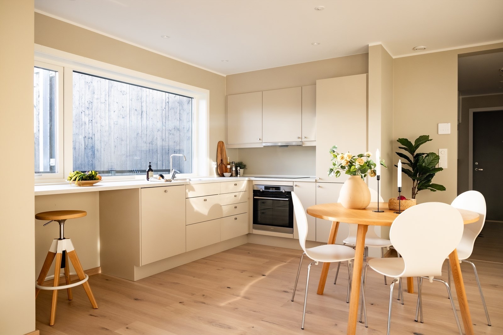 Kjøkkenet har en moderne innredning med lyse, slette fronter. Laminat benkeplate er utstyrt med stål oppvaskkum og ettgreps blandebatteri. Galleribilde