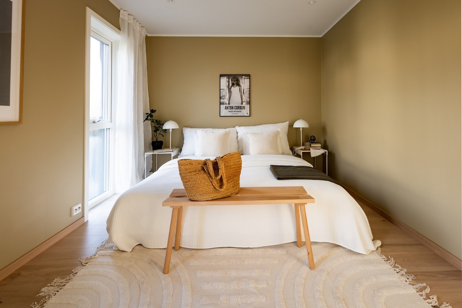 Hovedsoverommet har god plass til dobbeltseng samt tilhørende soveromsmøblement. Galleribilde