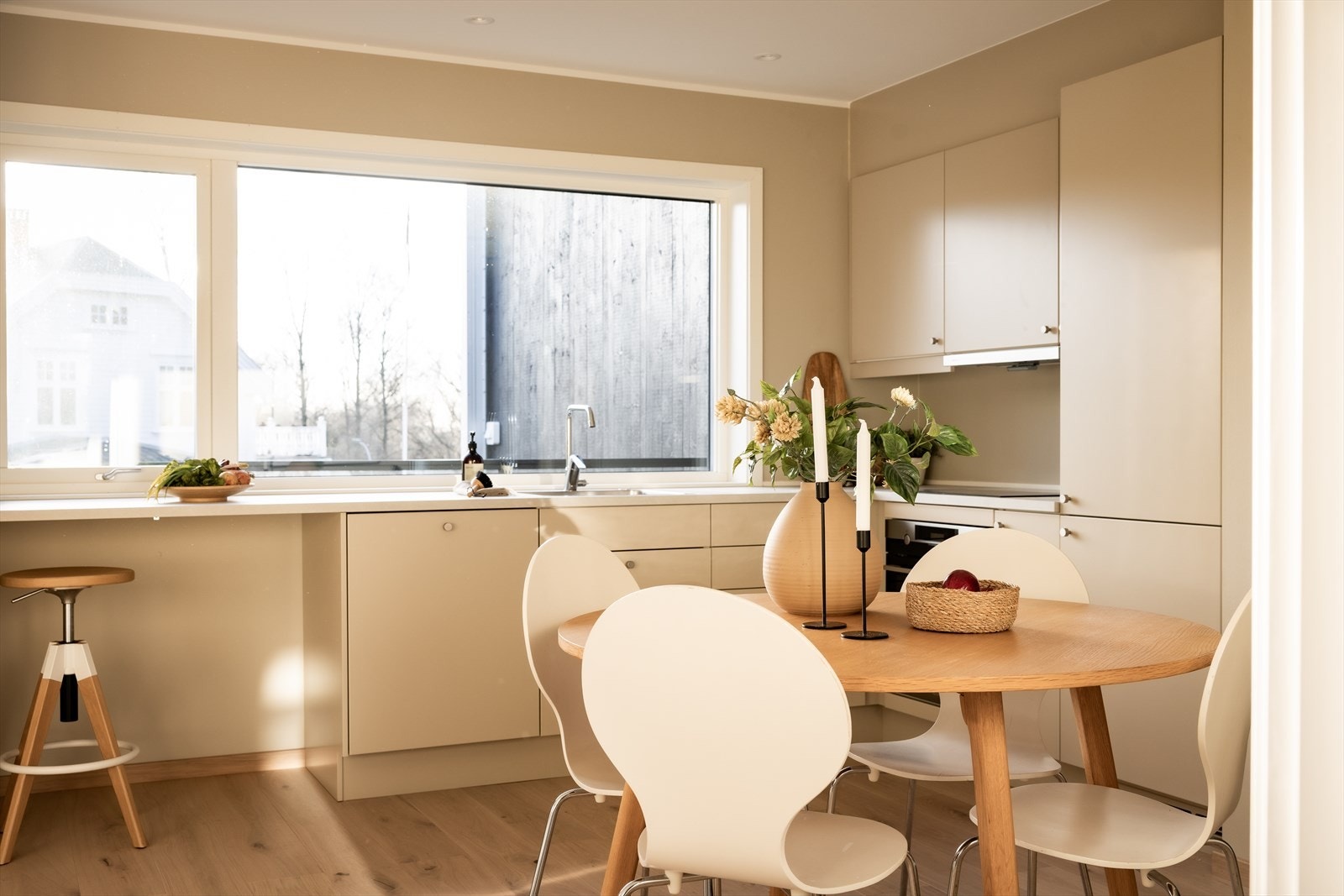 Integrerte hvitevarer inkluderer komfyr, platetopp, oppvaskmaskin og kombiskap (kjøl og frys). Galleribilde