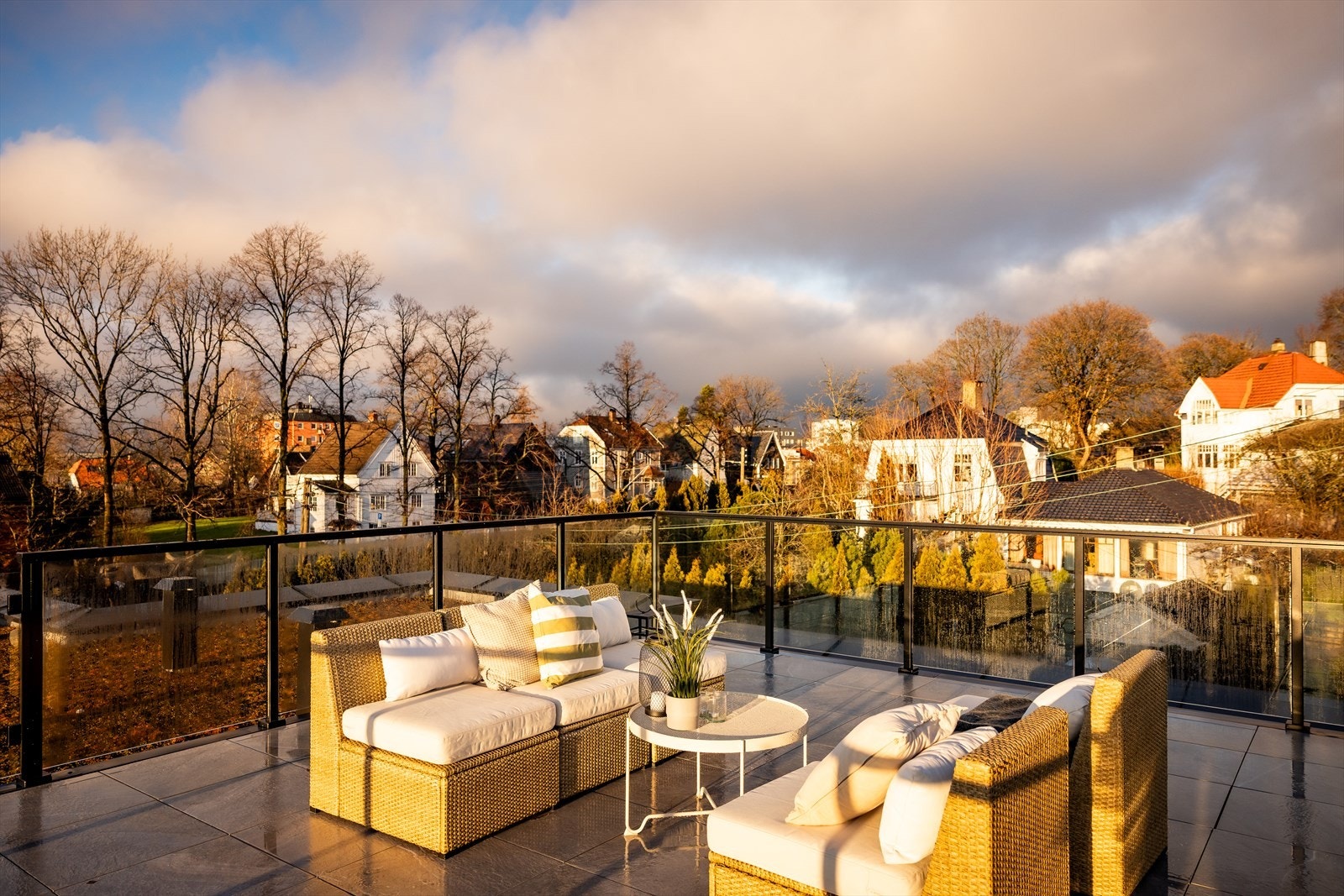 En lys og gjennomgående 3-roms selveierleilighet fra 2025 med egen garasjeplass og privat takterrasse. Galleribilde