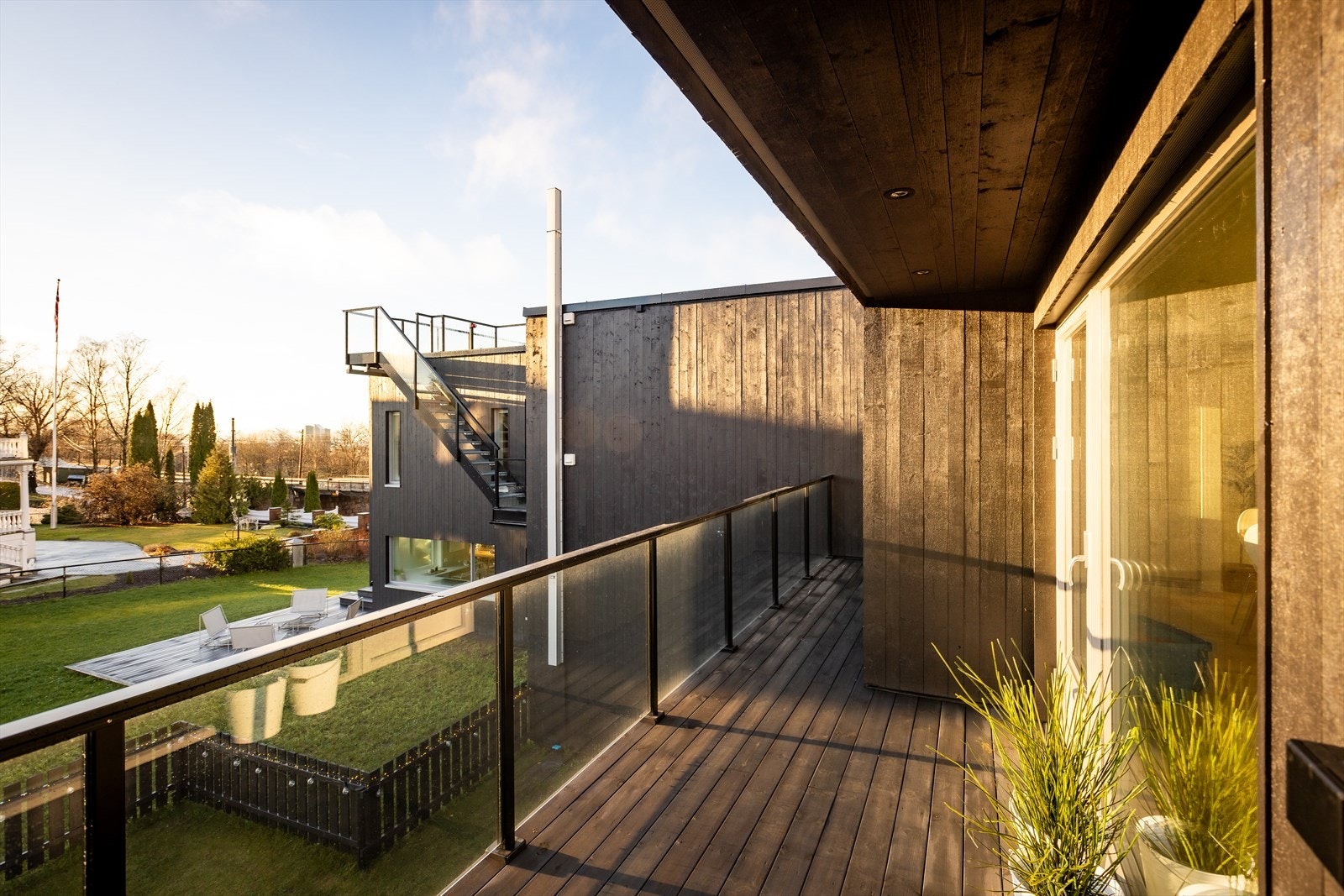 Her har du god plass til en hyggelig sittegruppe og beplantning. Galleribilde