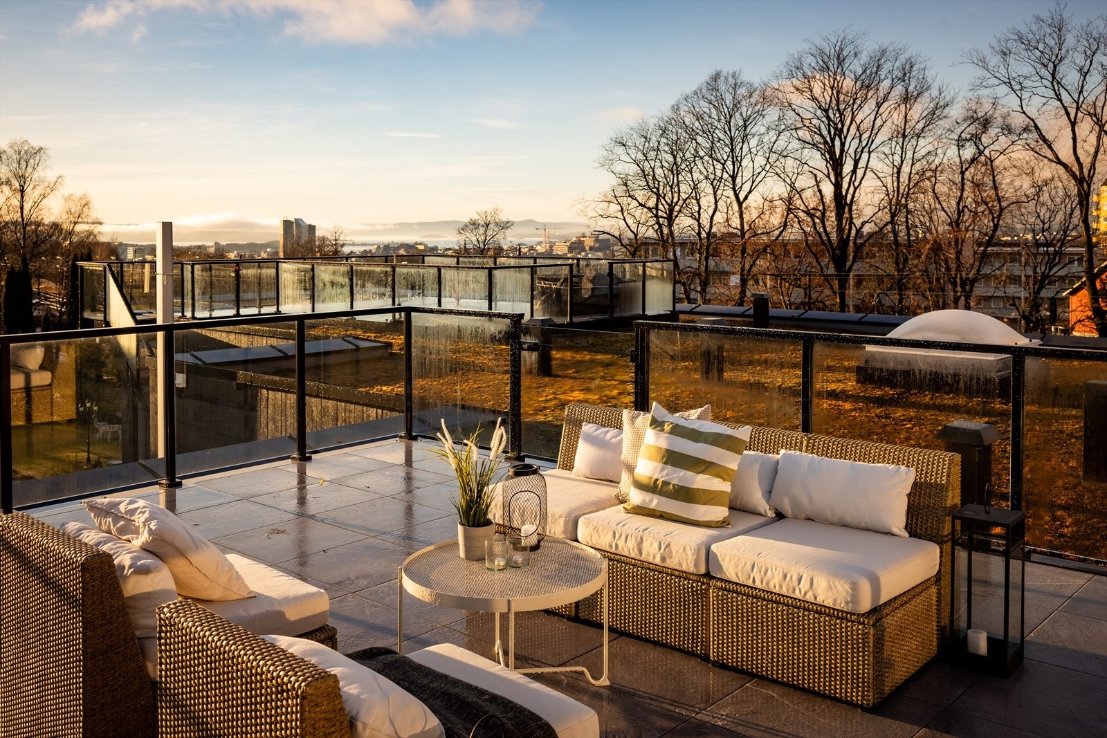 Flislagt takterrasse er på 27 kvm med glassrekkverk og svært gode solforhold. Galleribilde