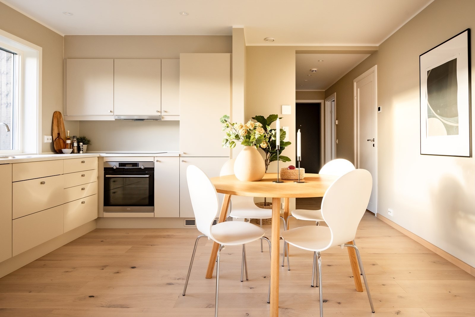 Kjøkkenet ligger i en praktisk og sosial åpen løsning med stuen. Galleribilde