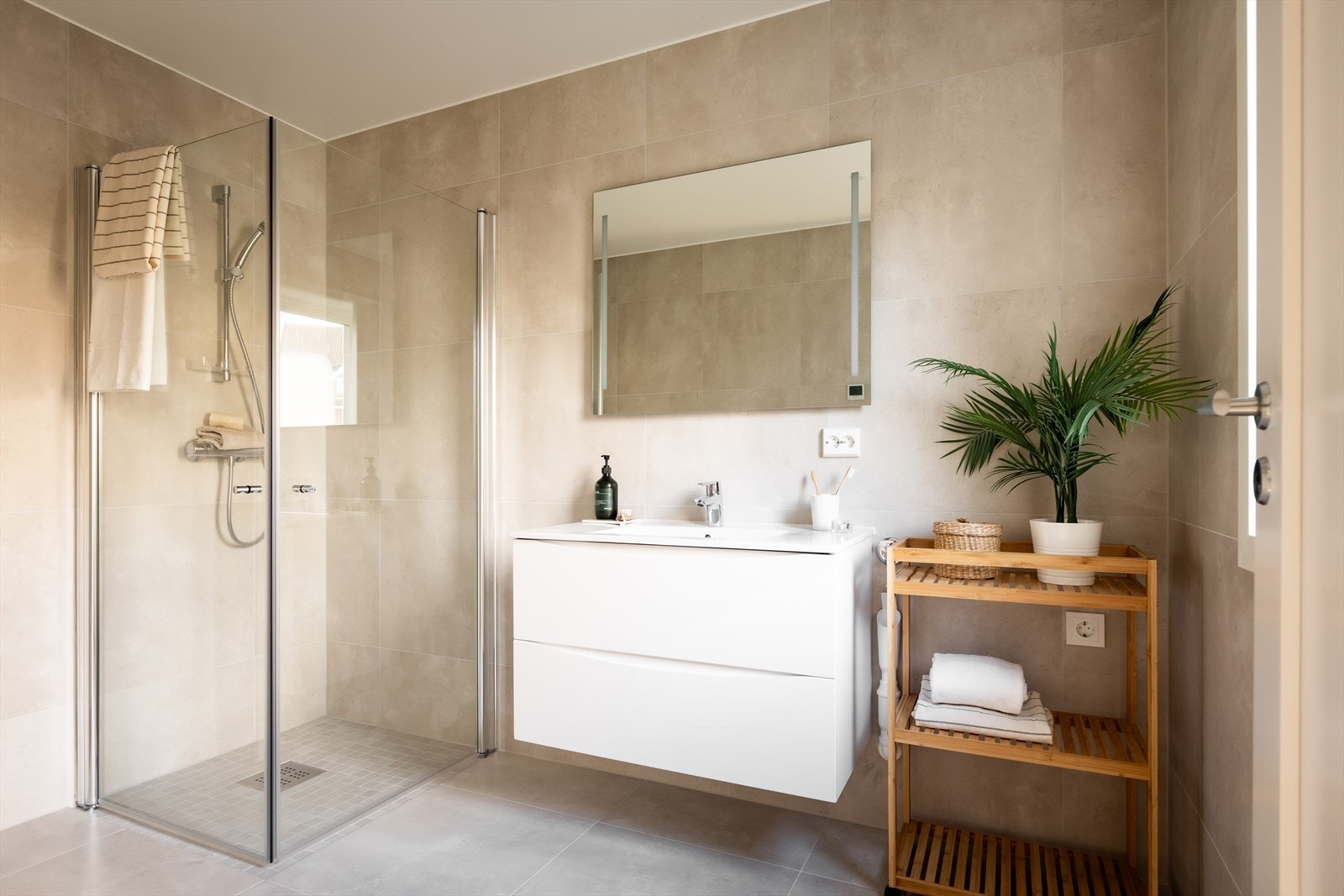 Det er direkte adkomst fra soverommet til et eget flislagt baderom med behagelig gulvvarme og balansert ventilasjon. Galleribilde